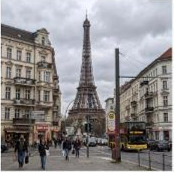 Foto des Eiffelturms in einer Berliner Straße