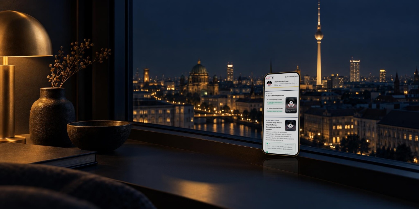 Handy mit der Ergebnisseite der Gretchenfrage zur Berliner Wahl 2026 auf einem Fensterbrett, dahinter Berlin bei Nacht