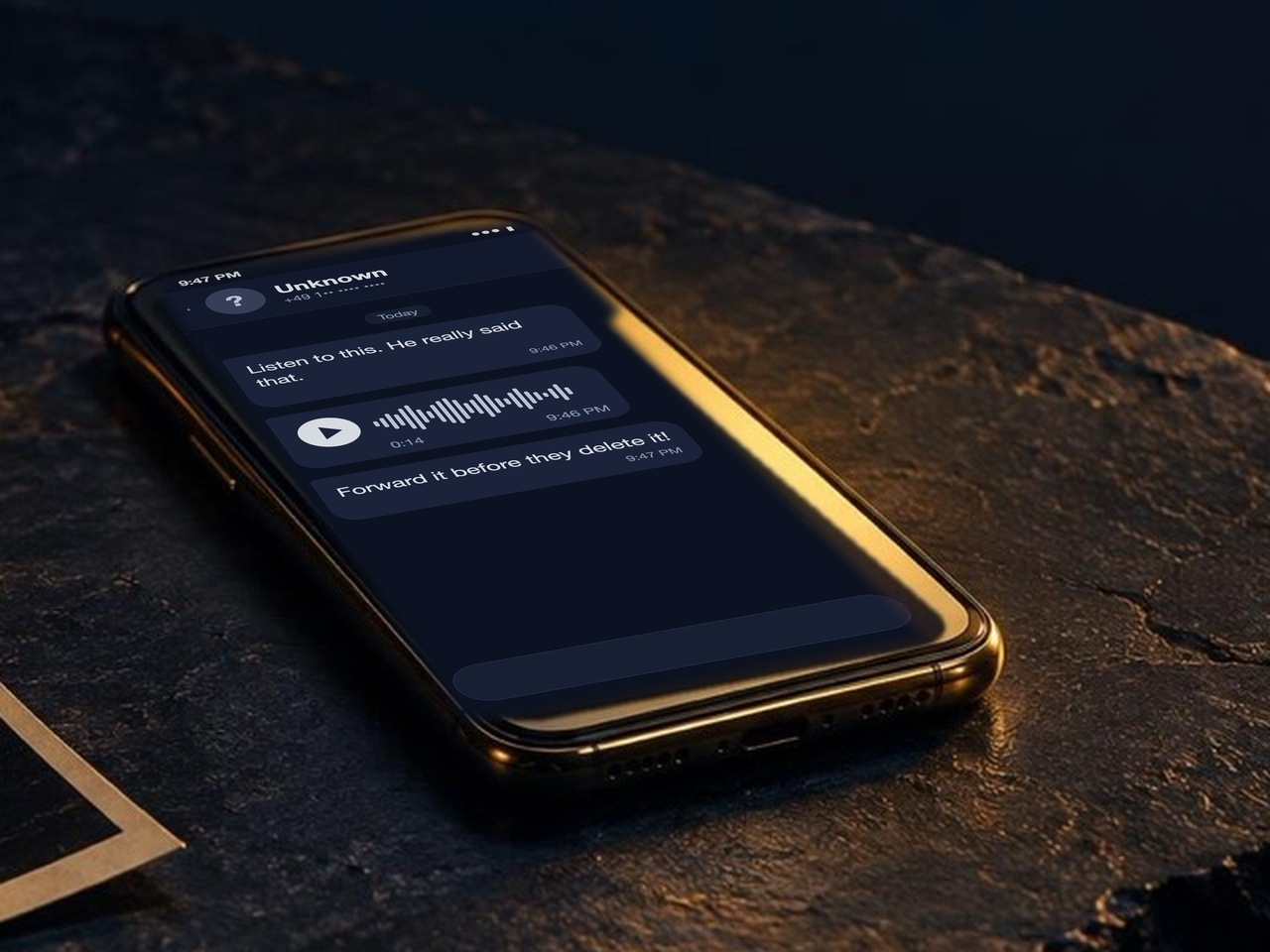 Handy auf dunklem Stein mit einer Sprachnachricht von einem unbekannten Absender im Messenger